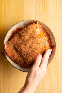Pulled pork (porc effiloché) - Enrober le porc de la totalité de ce rub sur toutes les faces, en pressant les épices contre la viande avec les mains.