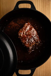 Pulled pork (porc effiloché) - Vérifier la cuisson : la viande est prête quand la température à cœur atteint 93 à 95 °C et qu'elle s'effiloche sans résistance à la fourchette.