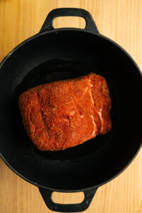 Pulled pork (porc effiloché) - Quand l'huile est chaude et miroitante, y déposer le porc.