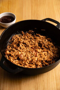 Pulled pork (porc effiloché) - Servir avec de la sauce barbecue supplémentaire.