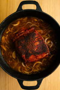 Pulled pork (porc effiloché) - Remettre le porc dans la cocotte, avec le jus rendu sur l'assiette.