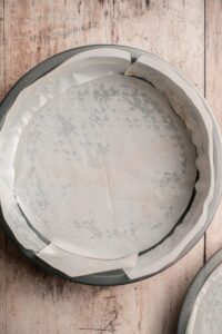 Moule à gâteau de 23 cm graissé, le fond chemisé de papier cuisson