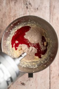 Farine et babeurre rouge ajoutés en alternance dans le bol du batteur