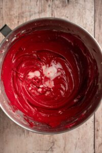 Bicarbonate et vinaigre mousseux incorporés à la pâte rouge