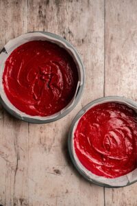 Pâte red velvet répartie dans les deux moules avant la cuisson