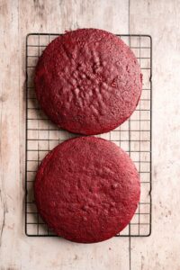Deux gâteaux red velvet démoulés refroidissant sur une grille