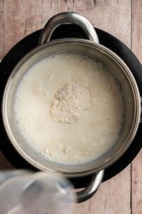 Farine et lait réunis dans une casserole pour le glaçage ermine