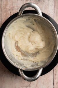 Préparation farine et lait cuite jusqu'à une texture très épaisse