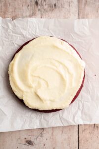 Premier étage du red velvet garni de glaçage ermine
