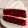 Part de red velvet à deux étages et glaçage ermine sur une assiette