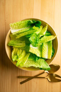 Salade César - Mettre les feuilles de romaine dans le saladier.