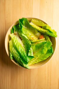 Salade César - Casser les œufs directement sur les feuilles, dans le saladier.