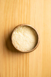 Salade César - Râper le parmesan.