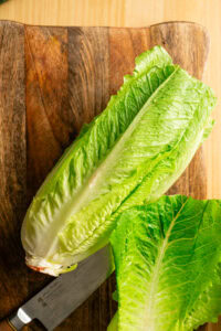 Salade César - Retirer les feuilles extérieures foncées des romaines.