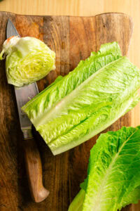 Salade César - Couper le trognon à environ 5 cm de la base, pour libérer les feuilles.