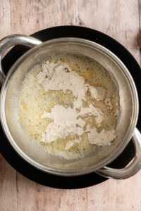 Sauce béchamel - Ajouter la farine.