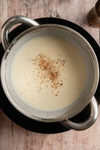 Sauce béchamel - Assaisonner avec le sel, le poivre et la noix de muscade.