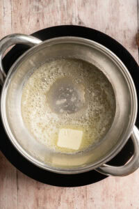 Sauce béchamel - Faire fondre le beurre à feu moyen dans une petite casserole.