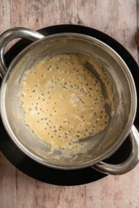 Sauce béchamel - Cuire le roux 3 à 4 minutes en remuant, sans le laisser dorer : cette cuisson enlève le goût de farine crue.