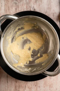 Sauce béchamel - Fouetter sans arrêt jusqu'à ce que la farine soit bien mélangée au beurre et forme un roux blanc.