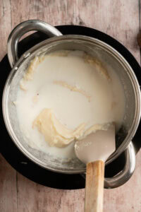Sauce béchamel - Verser ensuite le reste du lait petit à petit, en fouettant constamment : c'est ce qui évite les grumeaux.