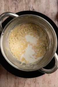 Sauce béchamel - Verser d'abord 2 cuillères à soupe du lait froid.