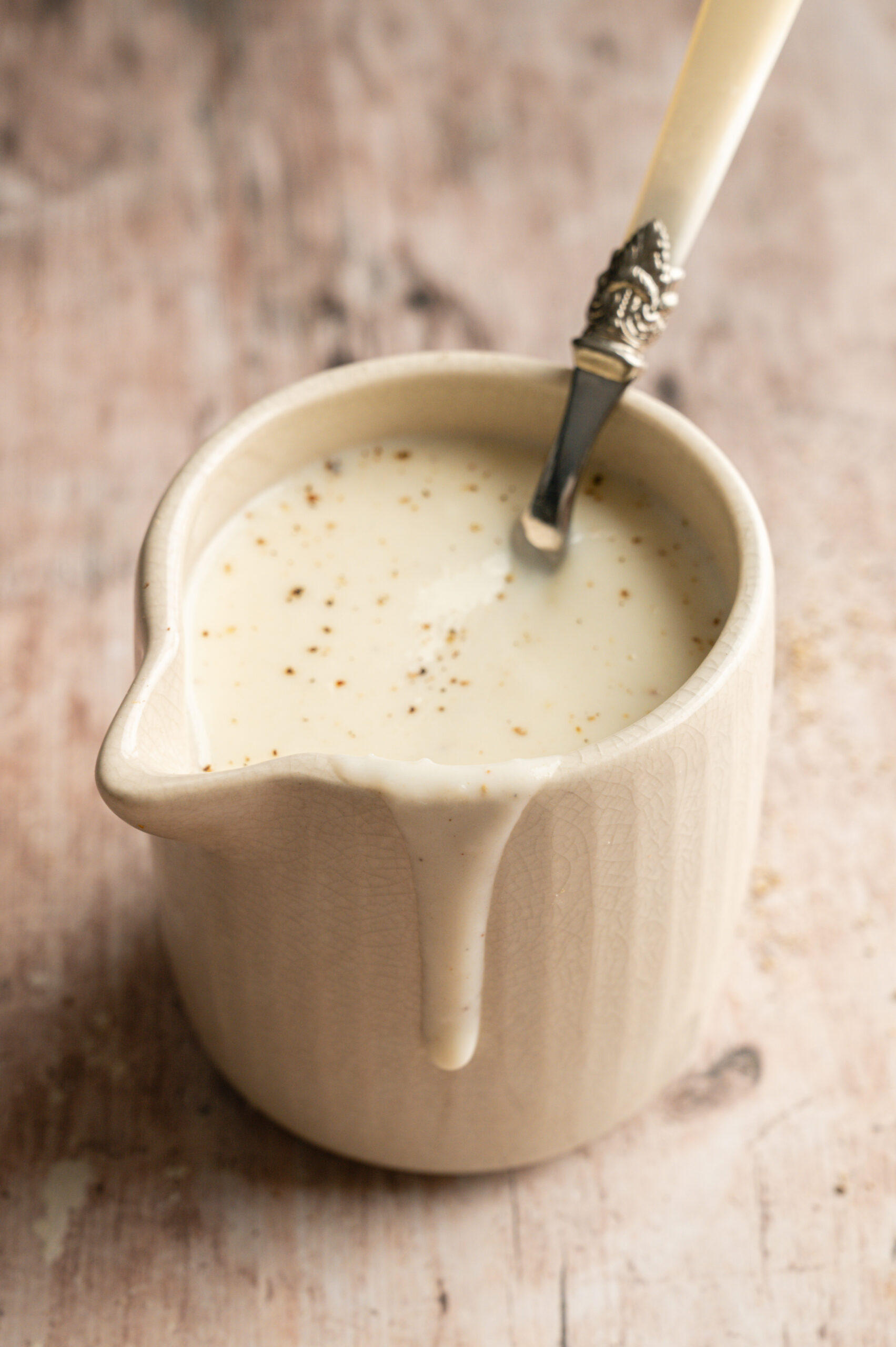 Béchamel nappante dans un pot à sauce