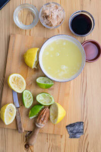 Sauce ponzu - Presser les agrumes pour en extraire le jus.