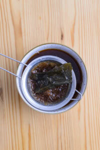Sauce ponzu - Retirer le katsuobushi et le kombu.