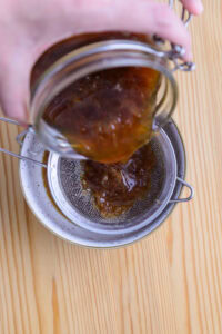 Sauce ponzu - Filtrer la sauce à travers une passoire fine ou un passe-thé.