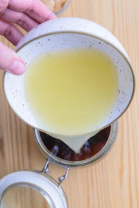 Sauce ponzu - Mettre le jus d'agrumes, le mirin et le saké refroidis, la sauce soja, le katsuobushi et le kombu dans un bocal ou une bouteille en verre propre.