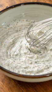 Sauce ranch fouettée jusqu'à une préparation bien homogène