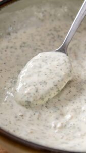 Sauce ranch lisse et crémeuse sur une cuillère