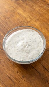 Sauce ranch prête à servir dans un bol en verre