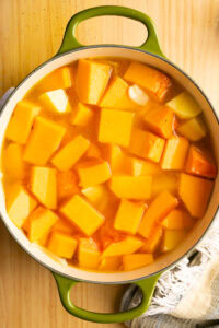 Soupe de butternut - Verser le bouillon de légumes.