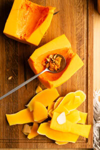 Soupe de butternut - La couper en deux et retirer les graines à la cuillère.