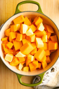 Soupe de butternut - Ajouter les cubes de butternut et de pomme de terre.