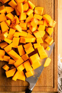 Soupe de butternut - Couper la chair en cubes de 2 à 3 cm.