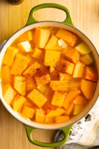 Soupe de butternut - Ajouter la muscade râpée et le poivre, sans saler à ce stade.