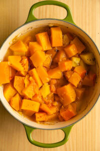 Soupe de butternut - Porter à ébullition, puis baisser à feu doux, couvrir et laisser mijoter 25 minutes, jusqu'à ce que les cubes de courge soient tendres et n'offrent plus aucune résistance à la fourchette.
