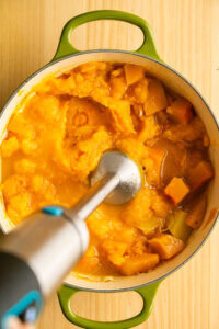 Soupe de butternut - Mixer finement au mixeur plongeant ou au blender, jusqu'à obtenir une texture parfaitement lisse et veloutée : plus le mixage est long, plus la soupe est soyeuse.