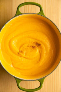 Soupe de butternut - Goûter, puis saler selon le goût et rectifier le poivre si besoin : c'est le seul moment où la soupe se sale.