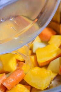 Soupe de potimarron - Verser le bouillon.