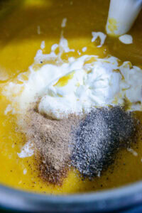 Soupe de potimarron - Assaisonner avec le sel, le poivre et la muscade.