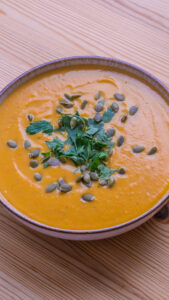 Soupe de potimarron - Parsemer chaque bol de graines de courge et de persil ou de ciboulette.