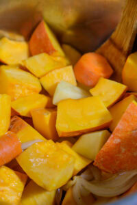 Soupe de potimarron - Ajouter les morceaux de potimarron, de pommes de terre et de carotte.