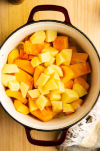 Soupe de potiron - Ajouter les morceaux de potiron et de pommes de terre.