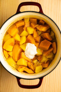 Soupe de potiron - Ajouter la crème fraîche sur les légumes égouttés.