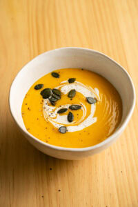 Soupe de potiron - Parsemer de graines de courge grillées.