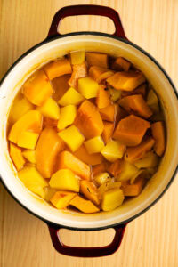 Soupe de potiron - Couvrir la casserole et cuire à feu moyen environ 15 à 20 minutes, jusqu'à ce que les légumes soient tendres : la chair du potiron doit s'écraser facilement à la fourchette.